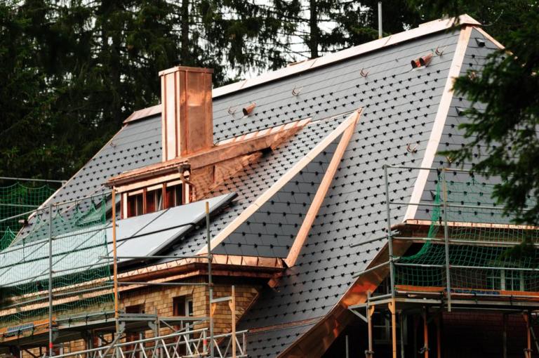 Quels travaux implique une rénovation de toiture à Granville ?